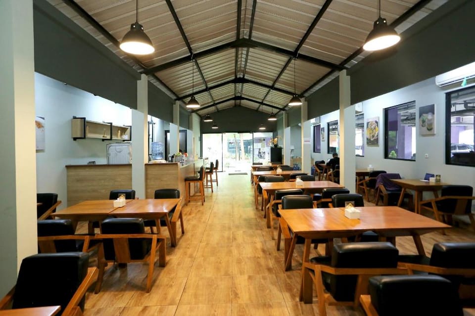 Super OYO Townhouse OAK Hotel Fiducia Pondok Gede Hotel in Jakarta