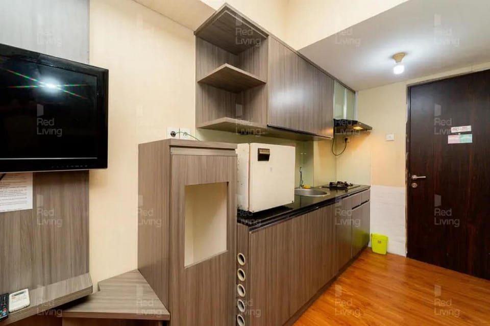 RedLiving Apartemen Serpong Green View Hapukh Room Tower B Hotel in West Java