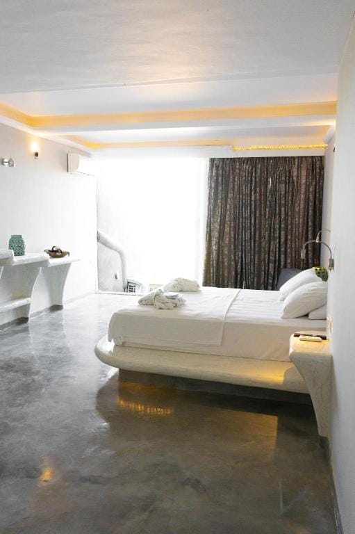 Demilmar Luxury Suites Hotel in Perissa