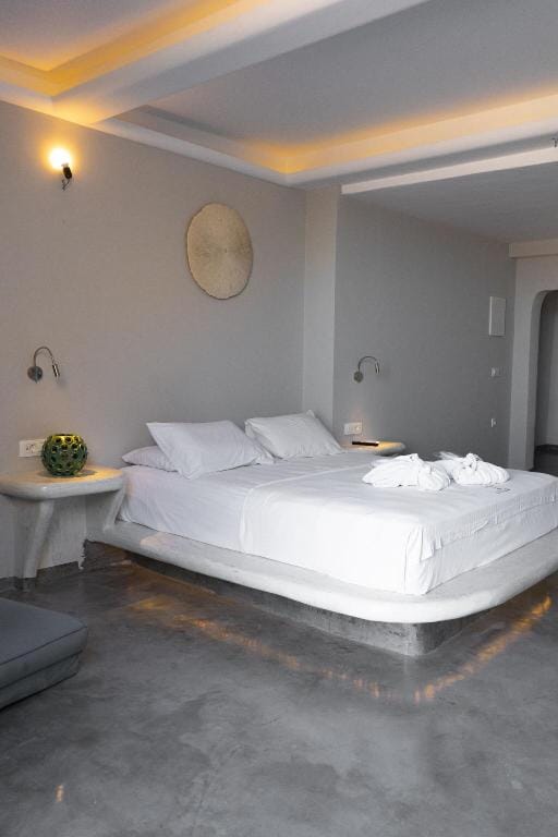 Demilmar Luxury Suites Hotel in Perissa
