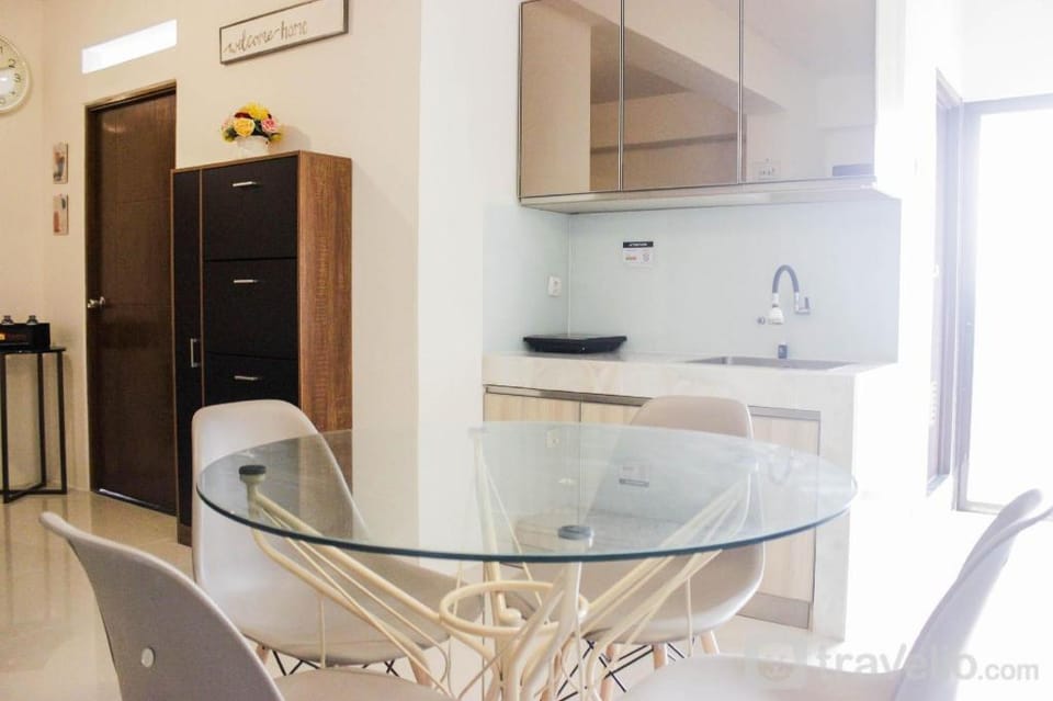 Deluxe 2BR Gateway Ahmad Yani Cicadas By Travelio Apartment in Bandung