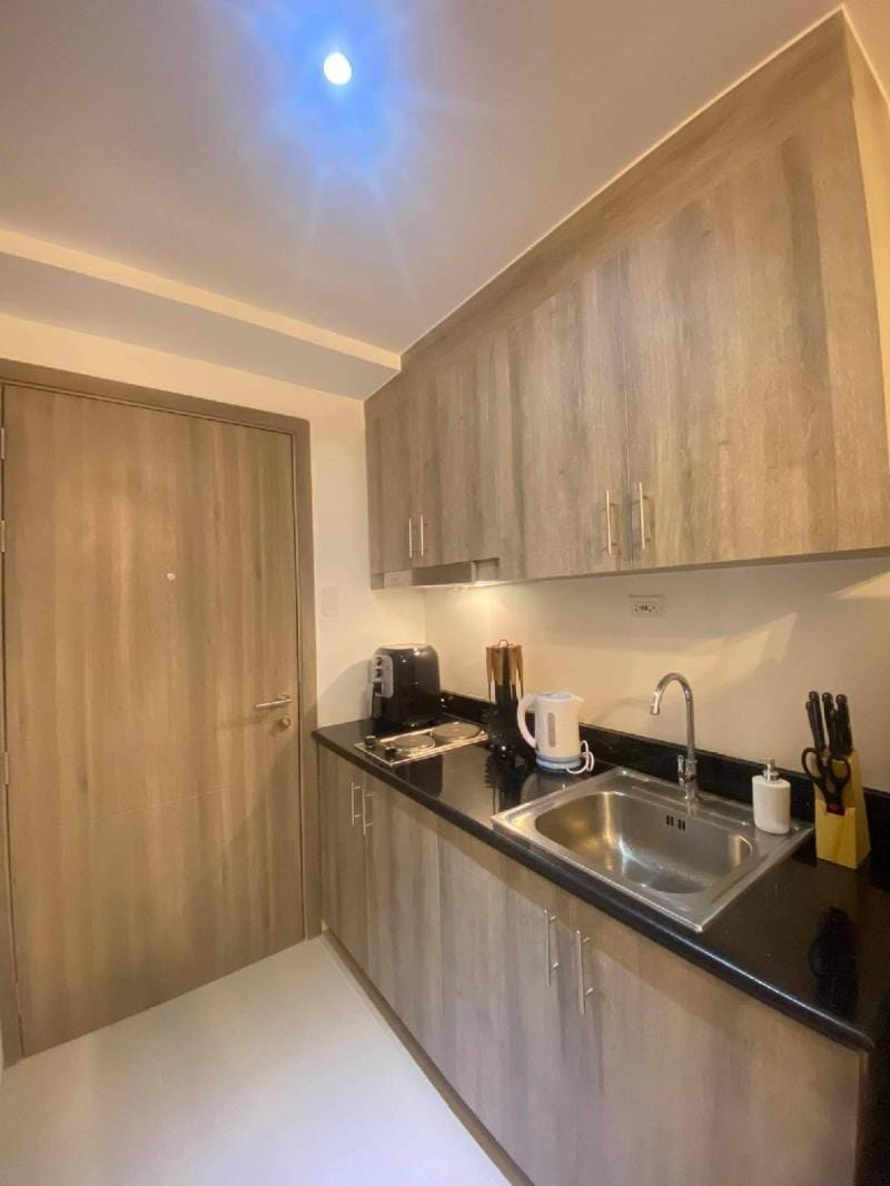 SMDC Fame Minimalist Condo nr. EDSA MRT Greenfield Apartment in Mandaluyong