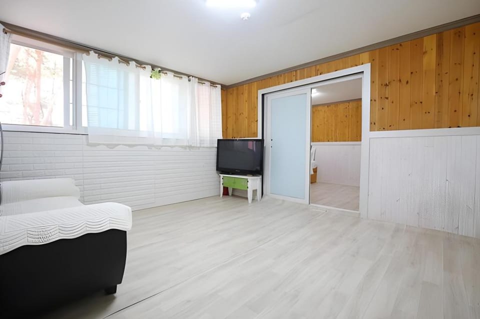 Anmyeondo Orange Bada Pension Bed and Breakfast in South Korea