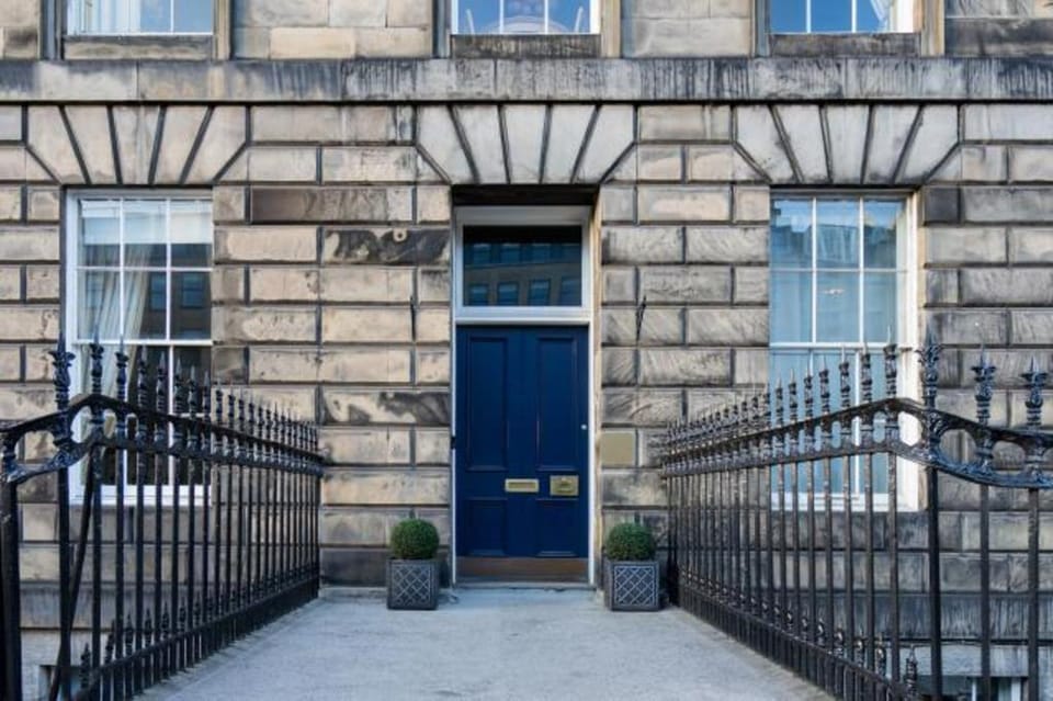 Escape To Edinburgh @ Albyn Place Apartment in Edinburgh