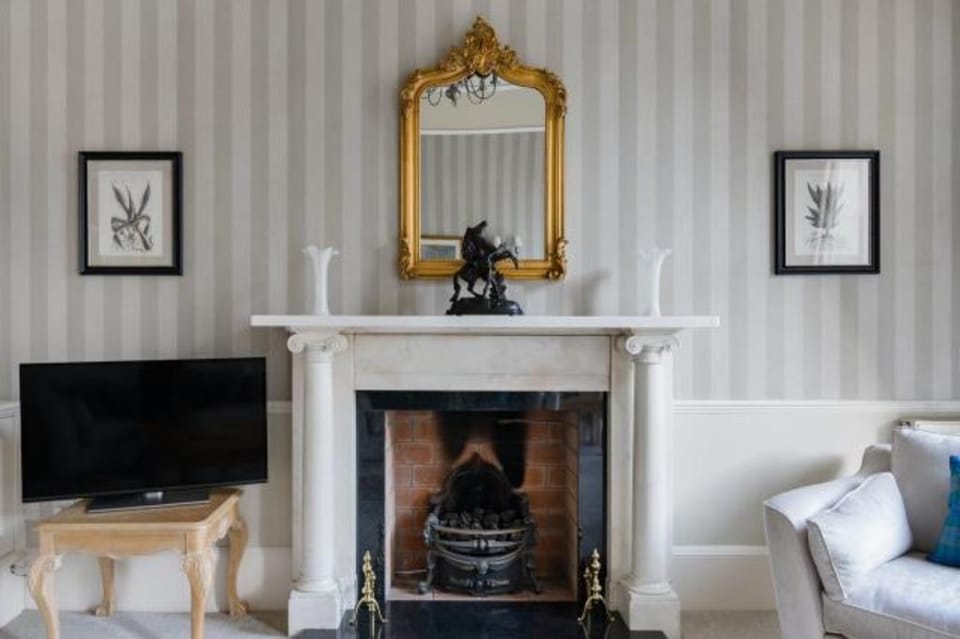 Escape To Edinburgh @ Albyn Place Apartment in Edinburgh