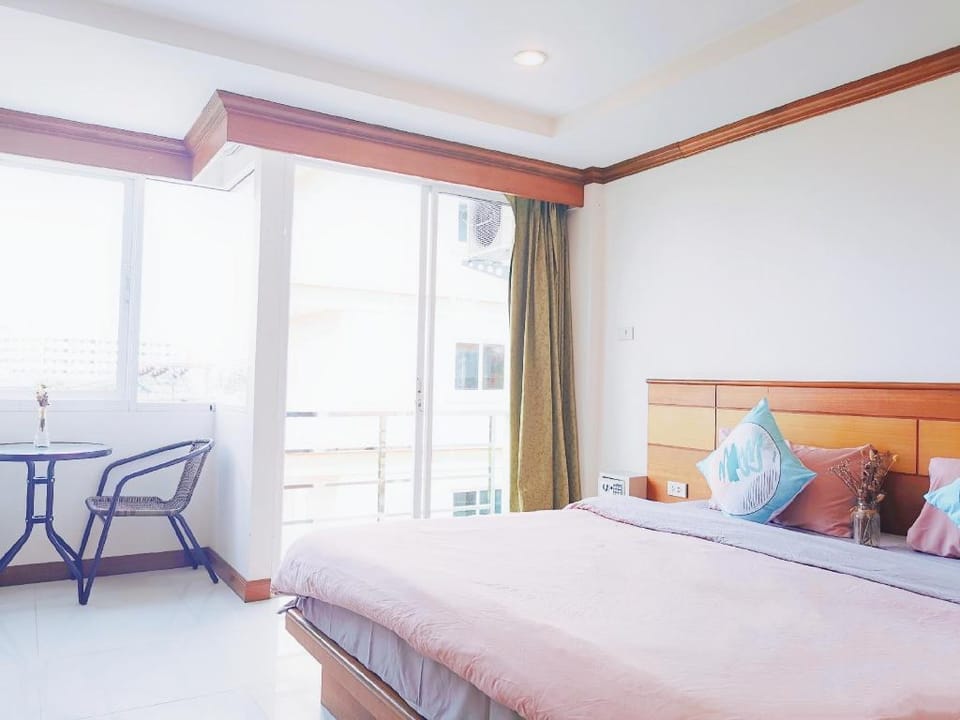 Lanting House  / 2 person Room / King Bed/ Balcony Apartment in Patong