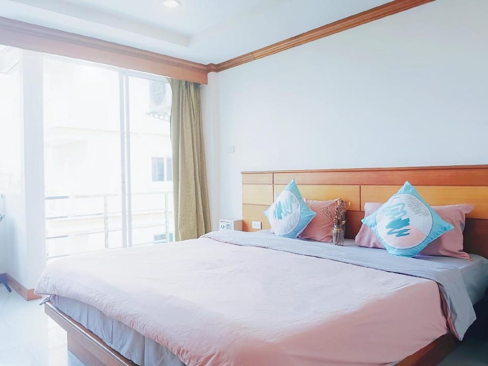 Lanting House  / 2 person Room / King Bed/ Balcony Apartment in Patong