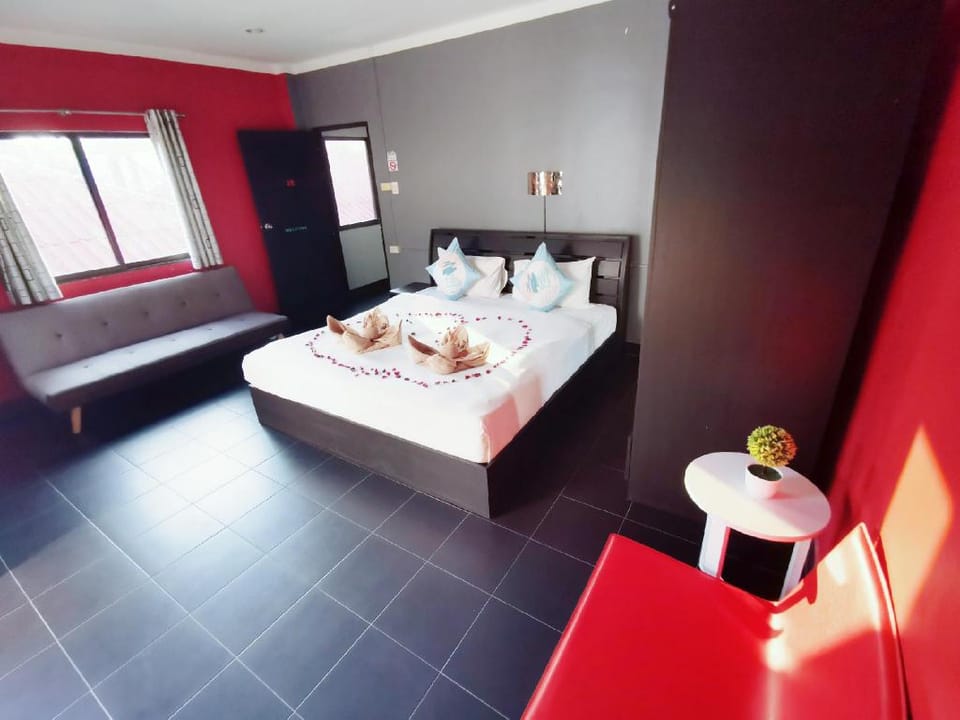 Belle Cose Guesthouse / King Bed Room/ 2 person Apartment in Patong