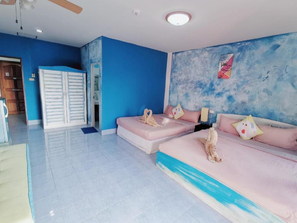 Belle Cose Guesthouse / 4 person Room/ King+Queen2 Apartment in Patong