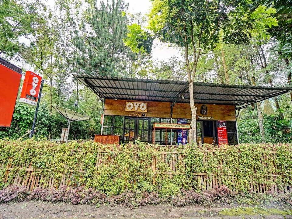 OYO 90474 Caravan Camp Hotel in Batu