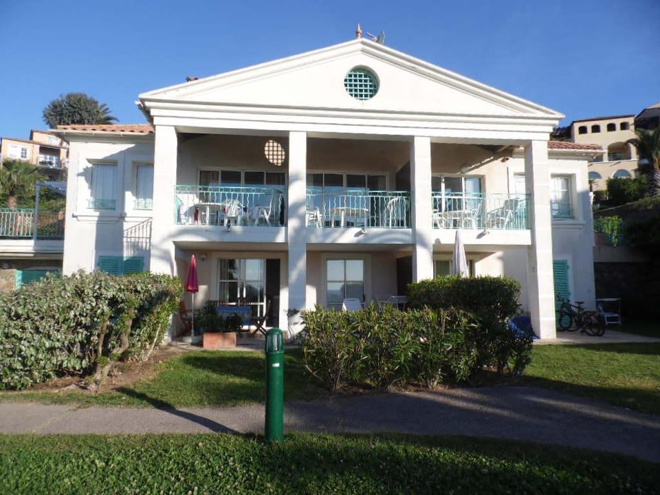 Garden level for 5 people with sea view Apartment in Saint-Raphael