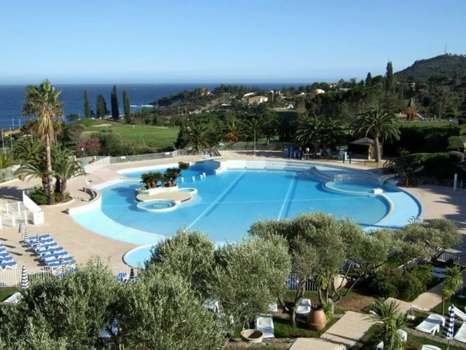 Garden level for 5 people with sea view Apartment in Saint-Raphael