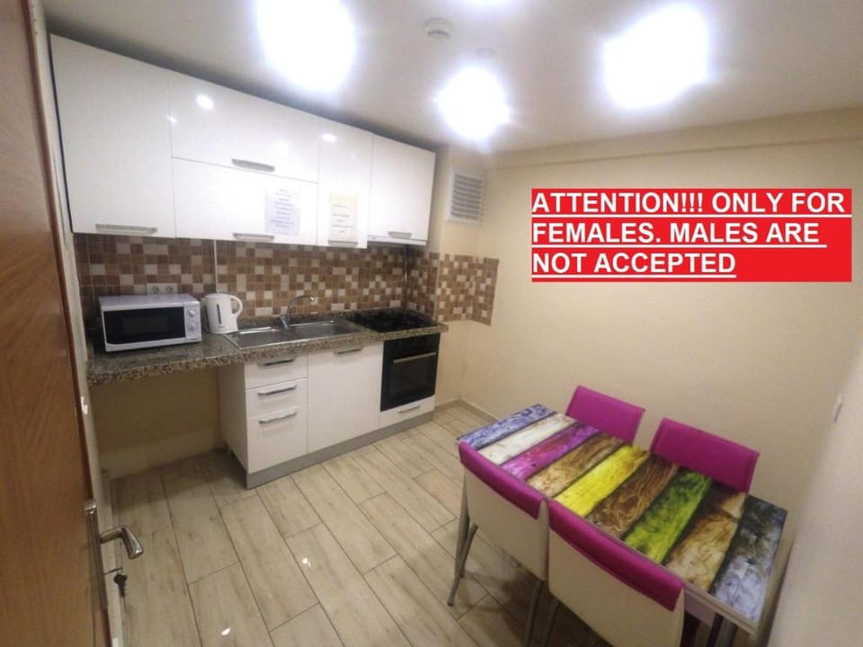 ONLY WOMEN! DOUBLE ROOM. PRIVT BATHROOM. FREE WIFI Apartment in Istanbul