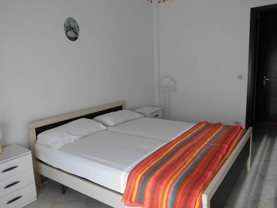 Schone Wohnung fur 5 - A C - Terrasse - Pool Apartment in Porto Santa Margherita