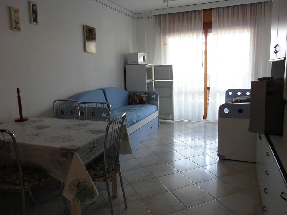 Schone Wohnung fur 5 - A C - Terrasse - Pool Apartment in Porto Santa Margherita