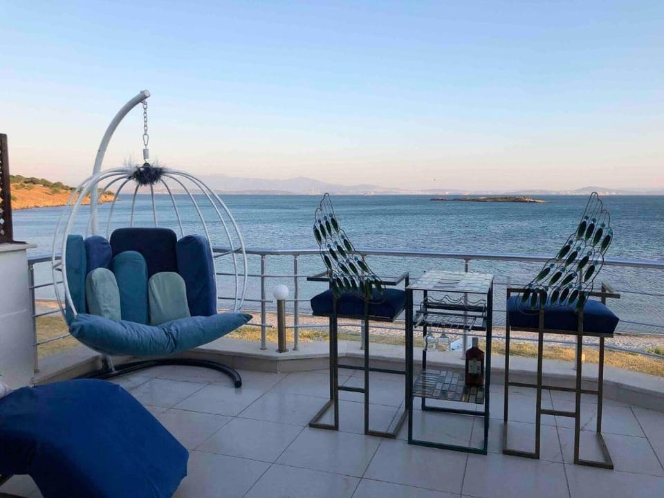 Seafront penthouse with jacuzzi and private cinema Vacation rental in İzmir Province