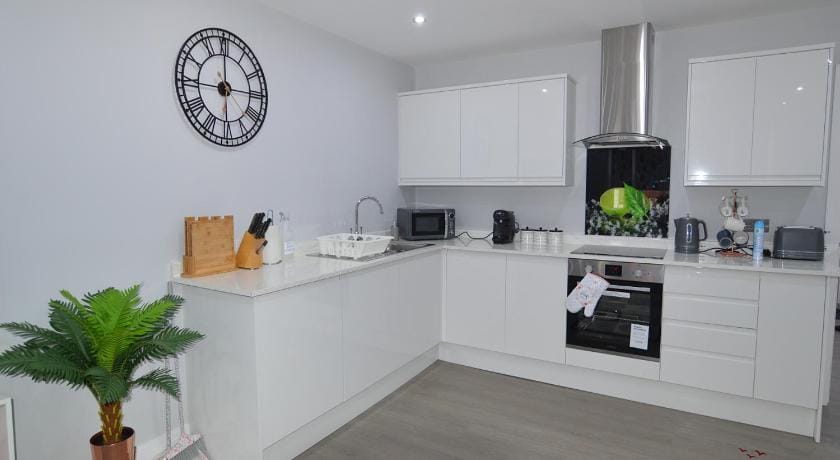 Luxury Central Self Contained Flat by CozyNest Apartment in Reading