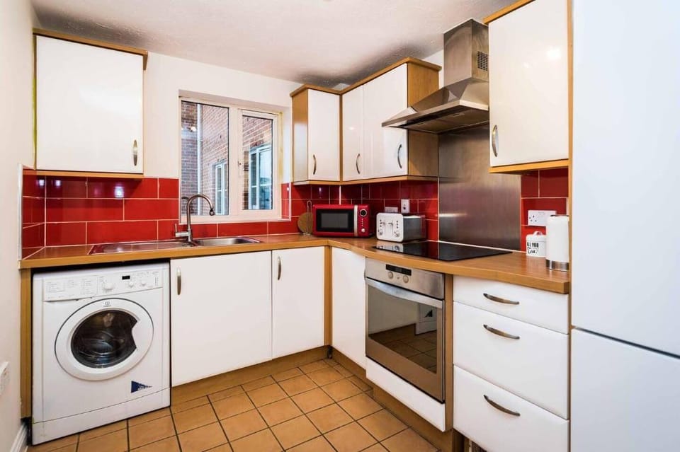 Central 2 Bed Apartment with Parking by CozyNest Apartment in Reading