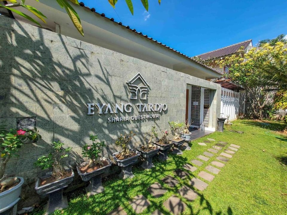 Rumah Eyang Tardjo Syariah Mitra RedDoorz Hotel in Indonesia
