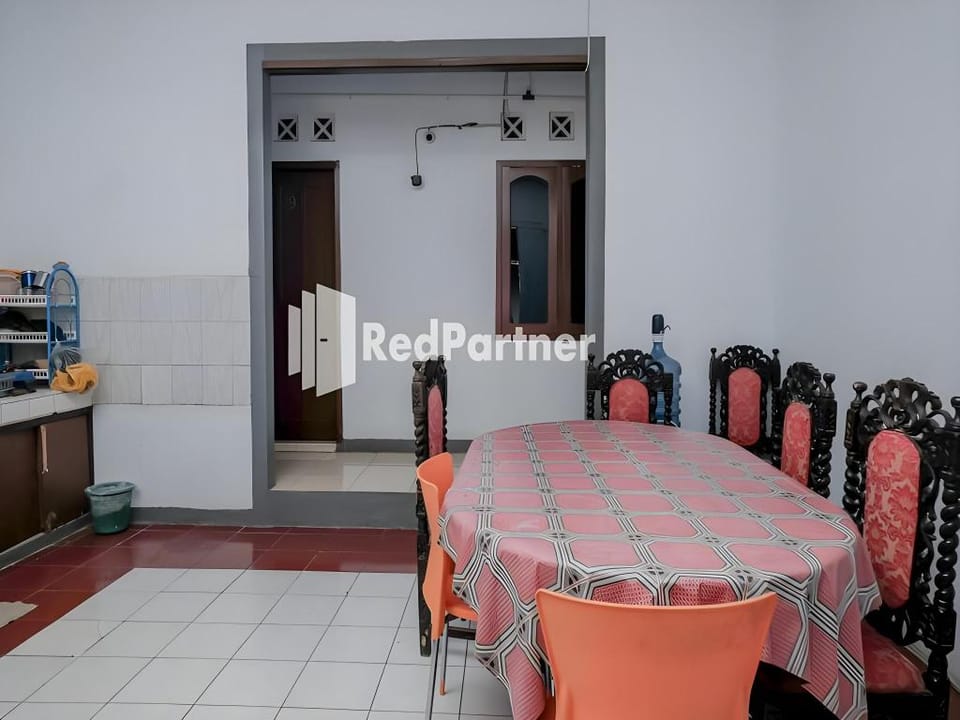 Pondok Damai Guest House Syariah Mitra RedDoorz Hotel in West Java