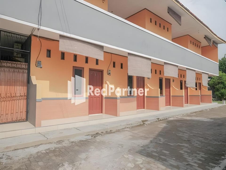 Pondok Damai Guest House Syariah Mitra RedDoorz Hotel in West Java
