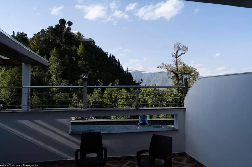 Mountain Midst Hotel in Uttarakhand