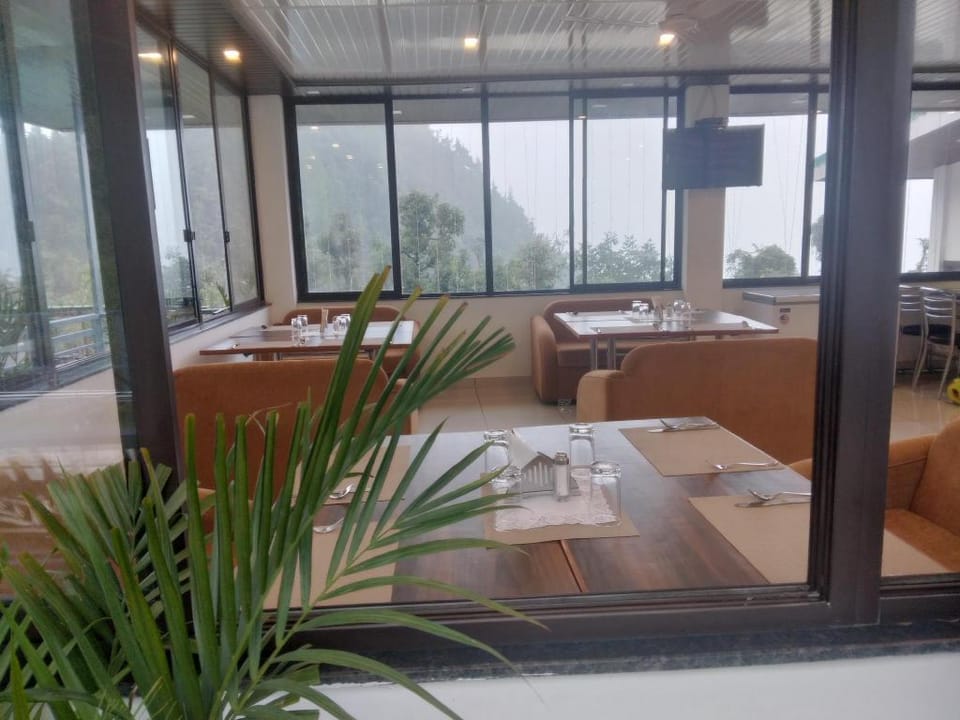 Mountain Midst Hotel in Uttarakhand