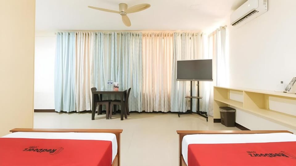 RedDoorz RJs Bldg near Lyceum Gen Trias Cavite Hotel in Calabarzon