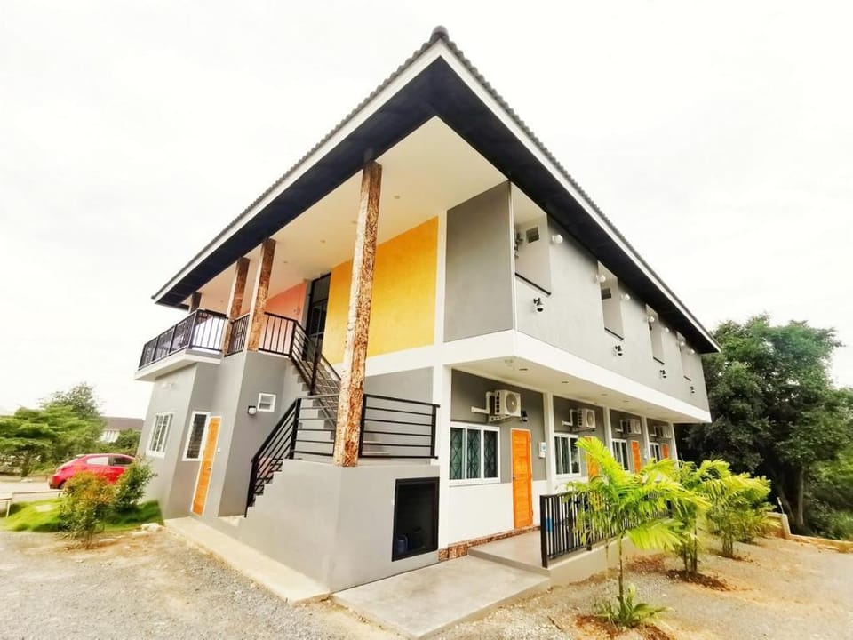 ลิตเติ้ล ฮิลล์ สัตหีบ รีสอร์ท ( Little Hill Sattahip Resort ) Hotel in Chon Buri Changwat