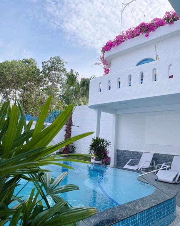 Biệt thự Santorini  (Santorini Hạ Long Villa) Villa in Laos
