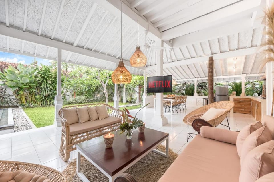 Villa London (4 BDR), Quiet, Pool, Prime Location Villa in Kuta