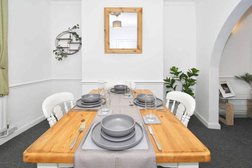 Oxford House | NEW Three-Bedroom Home Vacation rental in Newcastle-under-Lyme
