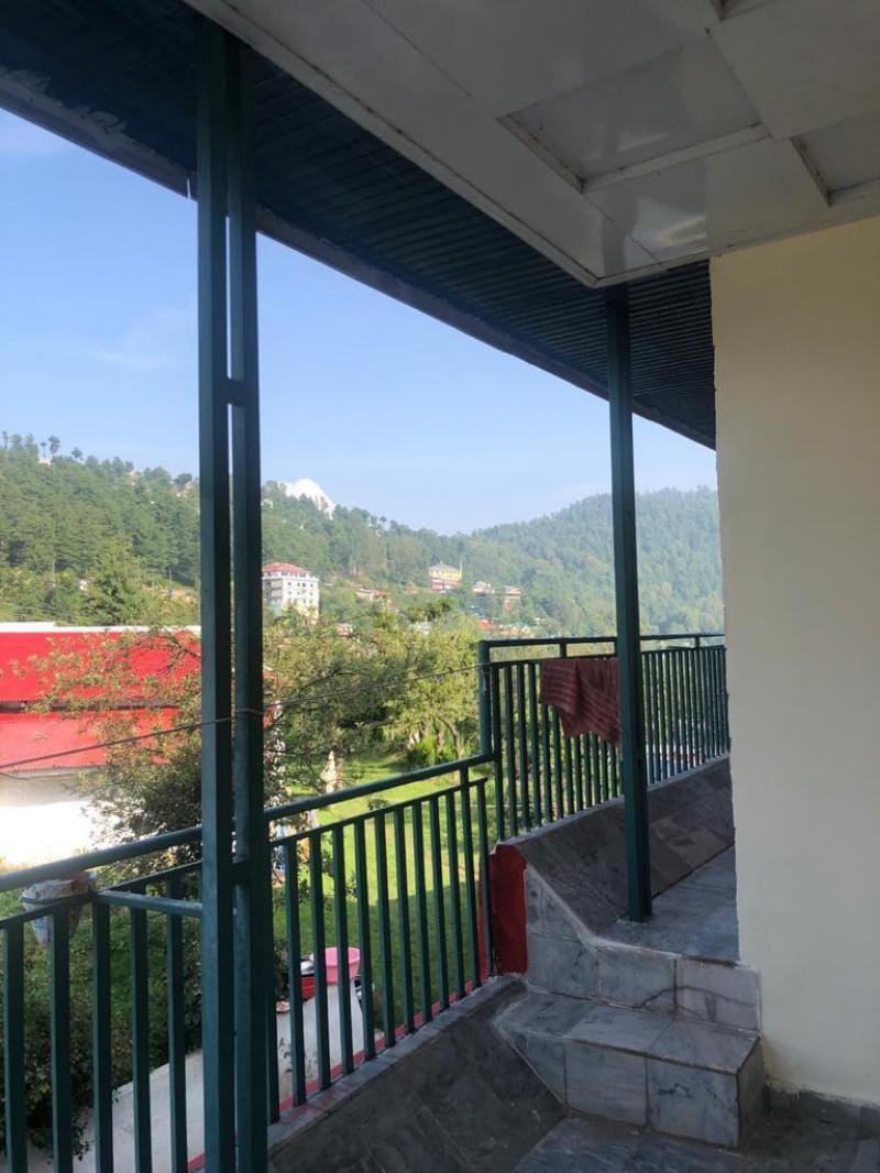 cheerful 3 bedroom house with parking Apartment in Punjab