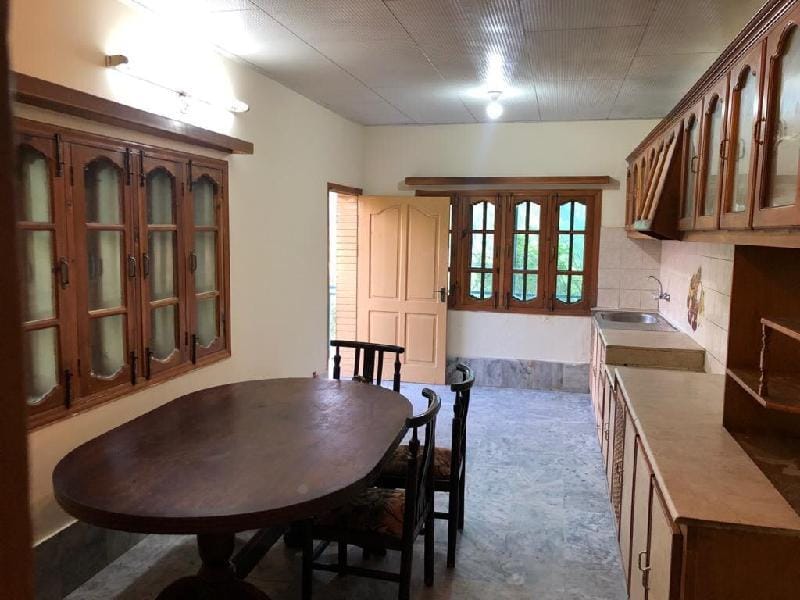 cheerful 3 bedroom house with parking Apartment in Punjab