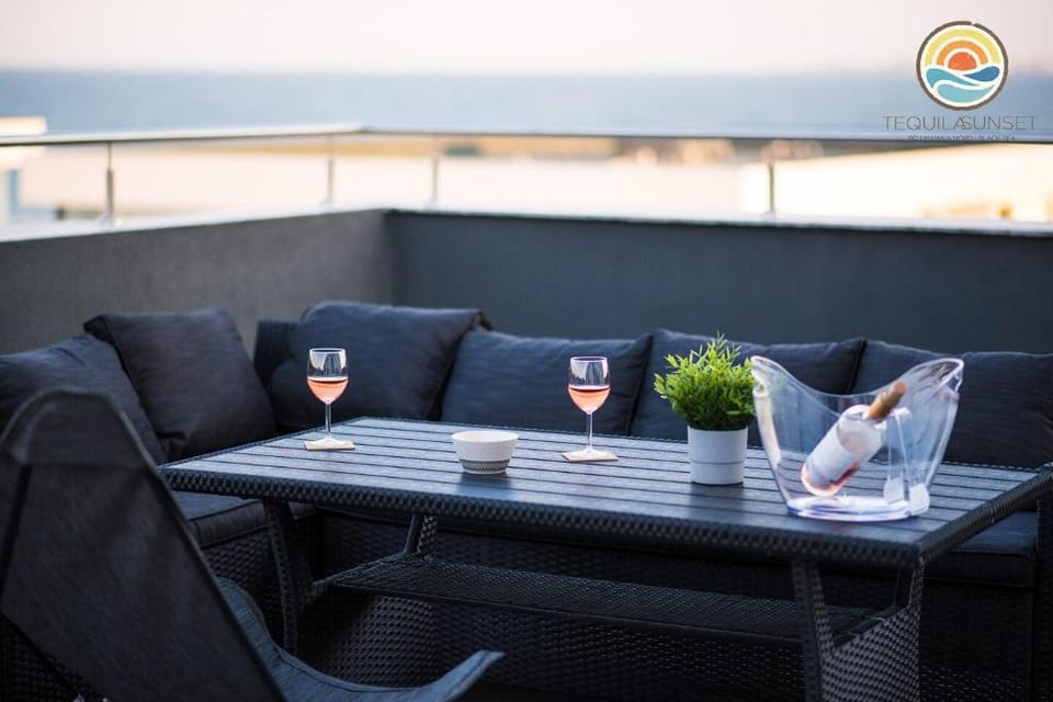 Tequila Aparts | Sunset- apartament cu terasa Vacation rental in Constanța County
