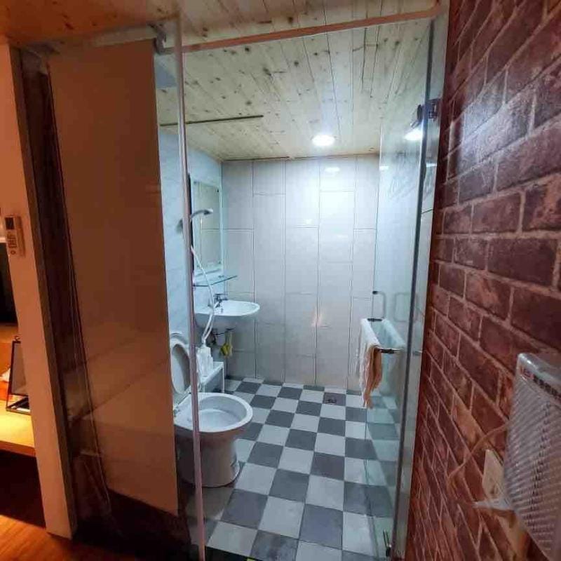 CC INN1-2人入住 工業風獨立套房 鄰車站及林百貨.孔廟商圈.赤崁樓 Apartment in Kaohsiung