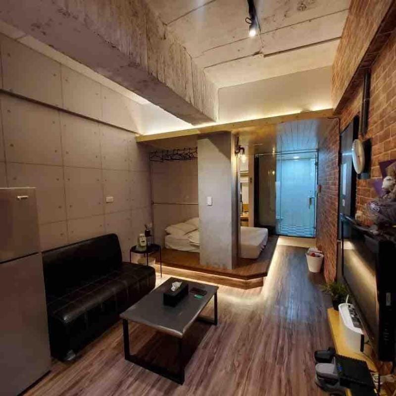 CC INN1-2人入住 工業風獨立套房 鄰車站及林百貨.孔廟商圈.赤崁樓 Apartment in Kaohsiung