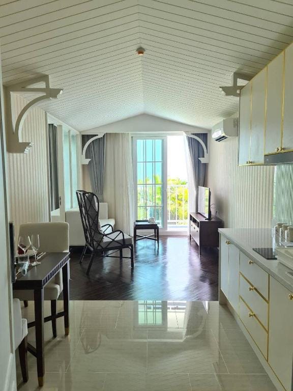Grand florida Poolview-1BR-Step to jomtien beach Apartment in Pattaya City