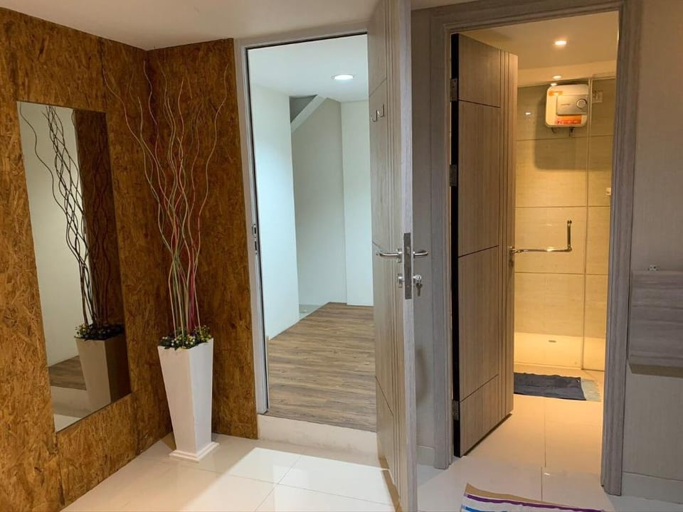Lovely 3 Bedroom Serviced Apartment With Workspace Apartment in West Java