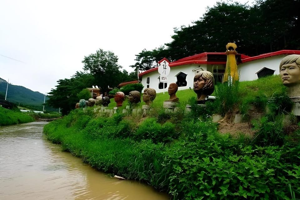 Buan Byeonsanbando Ppalgangjiboong Pension Bed and Breakfast in South Korea