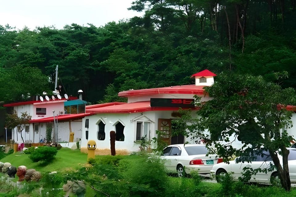 Buan Byeonsanbando Ppalgangjiboong Pension Bed and Breakfast in South Korea