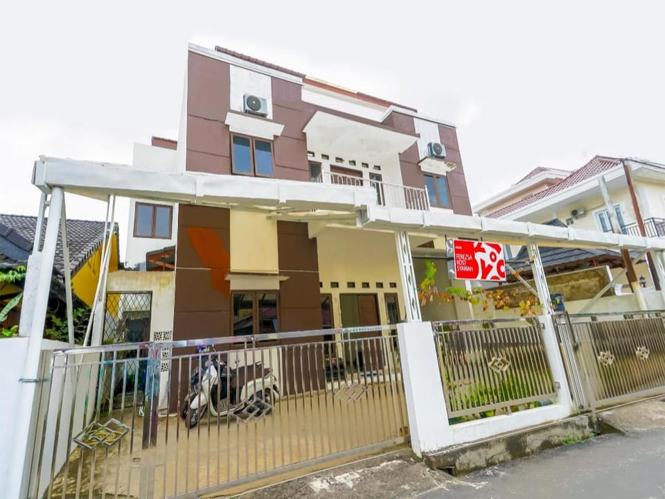 OYO 90595 Ferezsa Kost Syariah Hotel in Indonesia