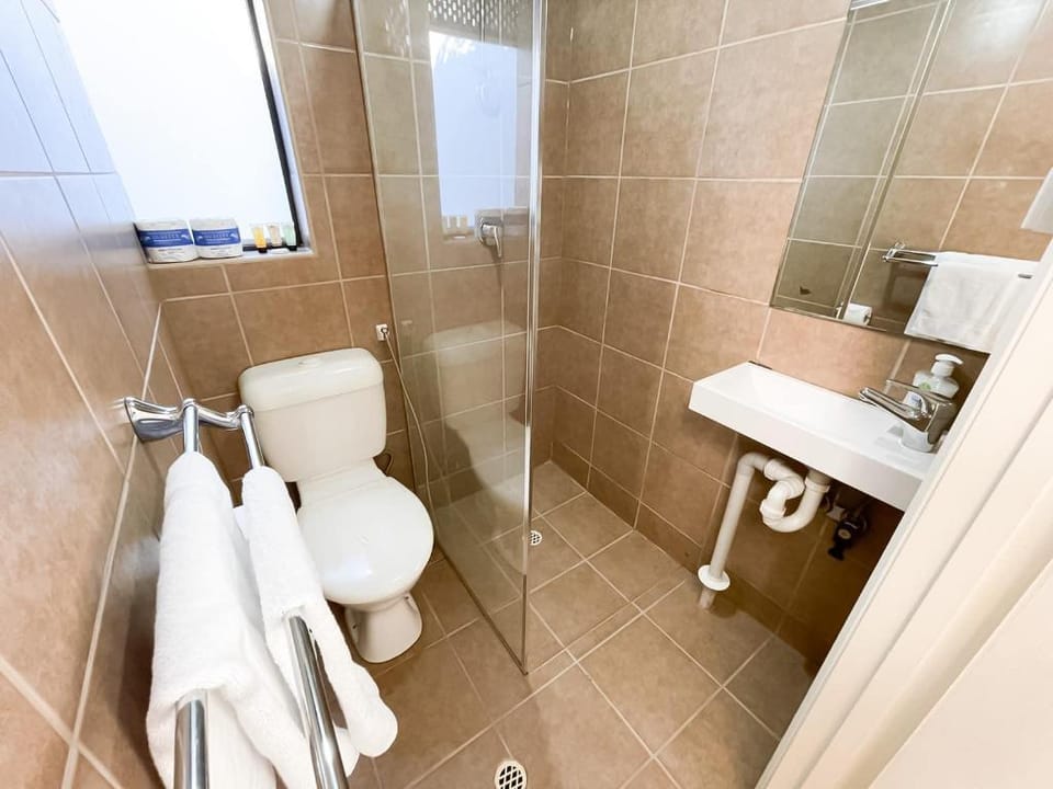 huge house with salt pool and spa Vacation rental in Adelaide