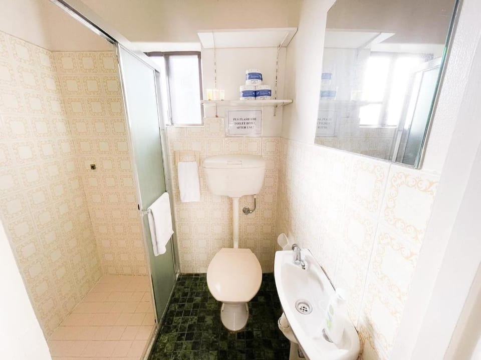 huge house with salt pool and spa Vacation rental in Adelaide