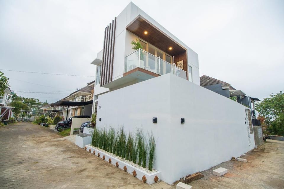 White House Villa Batu . Private Pool. 3 KT. 3 KM  Villa in Batu