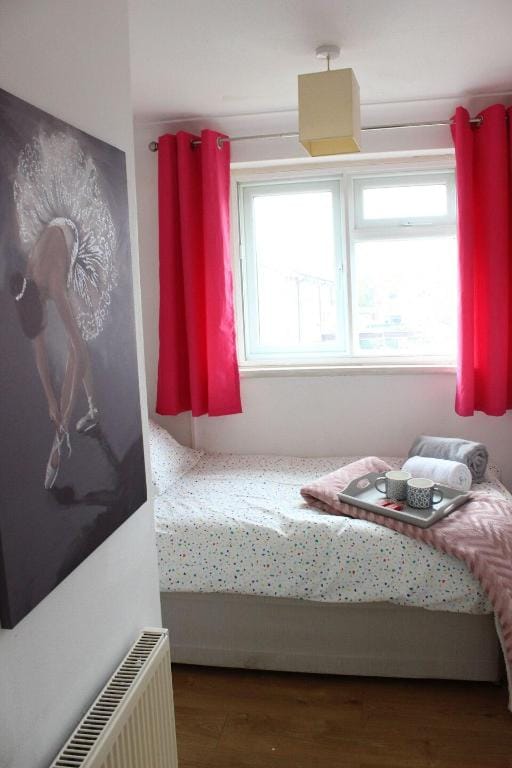 Private Comfortable 2 Bedroom Home away from Home Vacation rental in London Borough of Hillingdon