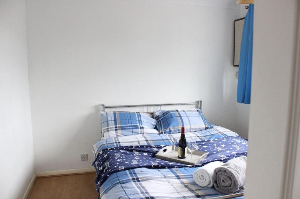 Private Comfortable 2 Bedroom Home away from Home Vacation rental in London Borough of Hillingdon