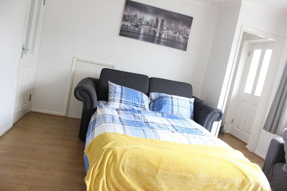Private Comfortable 2 Bedroom Home away from Home Vacation rental in London Borough of Hillingdon