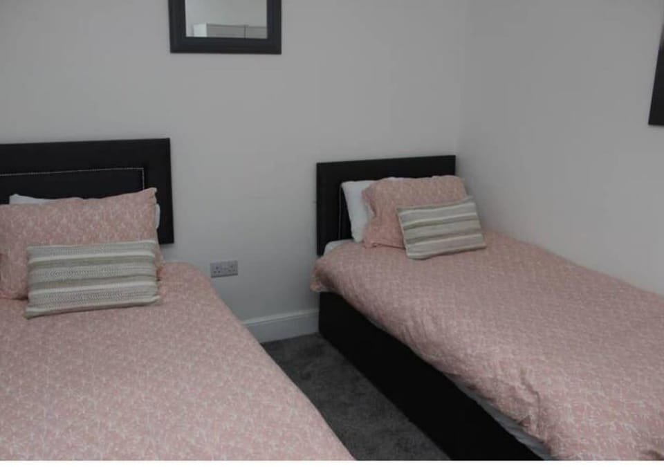 Newly Refurbished 3 Bed 2.5 Bath House in Surrey Vacation rental in Staines-upon-Thames