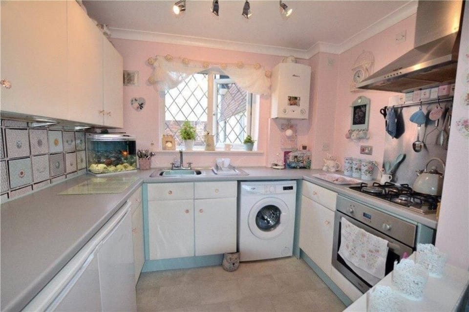 Stunning Spacious Contemporary 2 Bedroom Flat Vacation rental in London Borough of Hillingdon